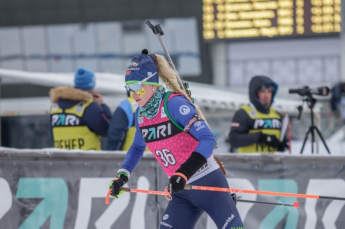 Победительница гонки преследования тюменского этапа PARI-Кубка России по биатлону Динара Алимбекова: «Очень люблю пионы, но розы получить тоже приятно»