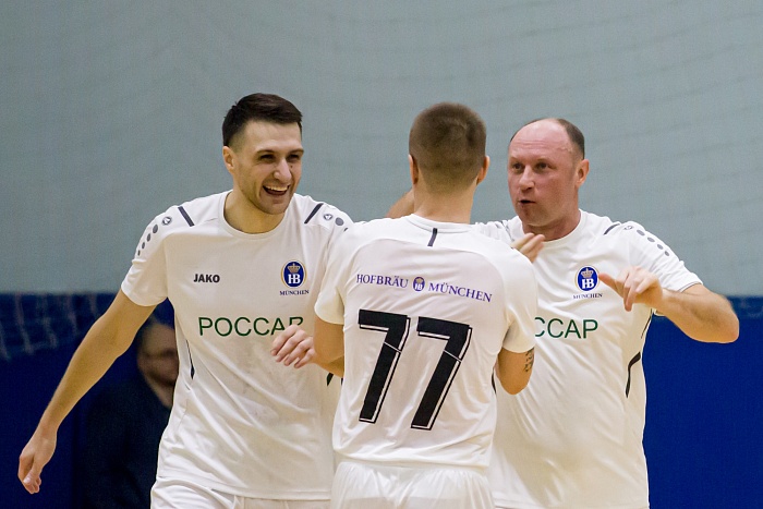 Денис Абышев, Евгений Мишарин и другие звёзды создают душевную атмосферу Новогоднего турнира по мини-футболу