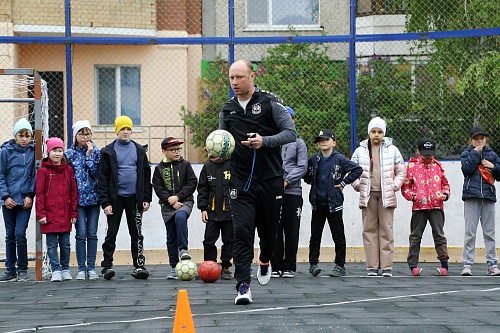 Открытая тренировка с легендарным бомбардиром мини-футбольного клуба «Тюмень» Денисом Абышевым в сквере «Семейный»