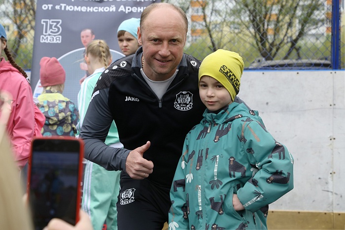 Открытая тренировка с легендарным бомбардиром мини-футбольного клуба «Тюмень» Денисом Абышевым в сквере «Семейный»