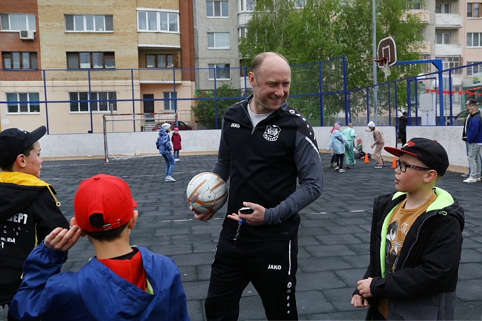 Открытая тренировка с легендарным бомбардиром мини-футбольного клуба «Тюмень» Денисом Абышевым в сквере «Семейный»