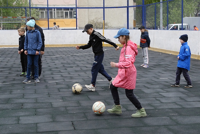 Открытая тренировка с легендарным бомбардиром мини-футбольного клуба «Тюмень» Денисом Абышевым в сквере «Семейный»