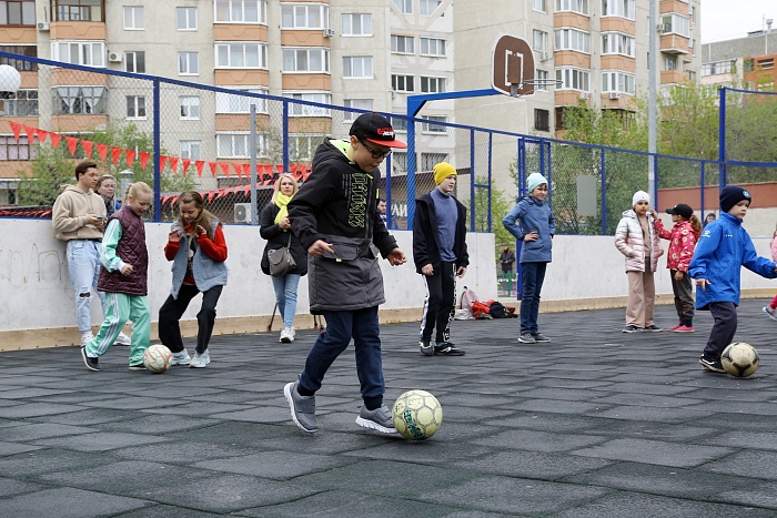 Открытая тренировка с легендарным бомбардиром мини-футбольного клуба «Тюмень» Денисом Абышевым в сквере «Семейный»