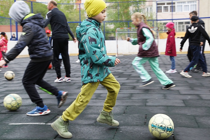 Открытая тренировка с легендарным бомбардиром мини-футбольного клуба «Тюмень» Денисом Абышевым в сквере «Семейный»