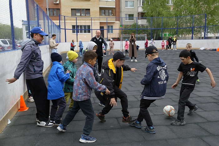 Открытая тренировка с легендарным бомбардиром мини-футбольного клуба «Тюмень» Денисом Абышевым в сквере «Семейный»