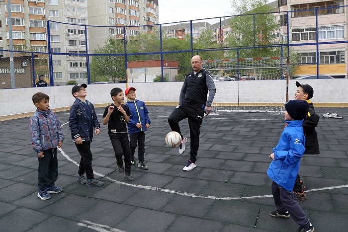 Открытая тренировка с легендарным бомбардиром мини-футбольного клуба «Тюмень» Денисом Абышевым в сквере «Семейный»