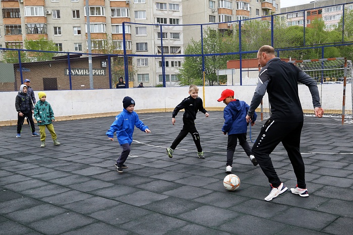 Открытая тренировка с легендарным бомбардиром мини-футбольного клуба «Тюмень» Денисом Абышевым в сквере «Семейный»