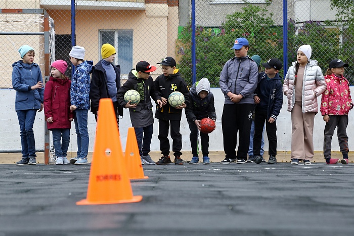 Открытая тренировка с легендарным бомбардиром мини-футбольного клуба «Тюмень» Денисом Абышевым в сквере «Семейный»