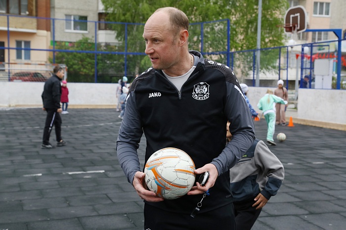 Открытая тренировка с легендарным бомбардиром мини-футбольного клуба «Тюмень» Денисом Абышевым в сквере «Семейный»