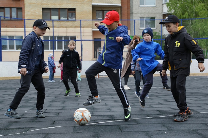 Открытая тренировка с легендарным бомбардиром мини-футбольного клуба «Тюмень» Денисом Абышевым в сквере «Семейный»