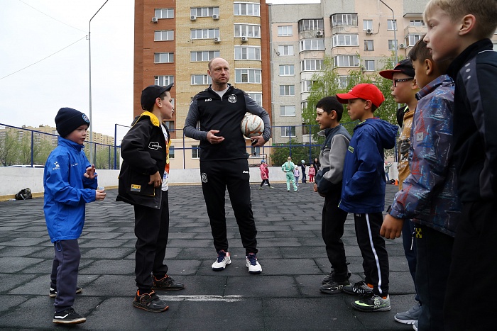 Открытая тренировка с легендарным бомбардиром мини-футбольного клуба «Тюмень» Денисом Абышевым в сквере «Семейный»