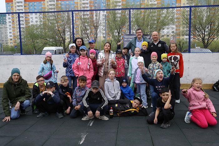 Открытая тренировка с легендарным бомбардиром мини-футбольного клуба «Тюмень» Денисом Абышевым в сквере «Семейный»