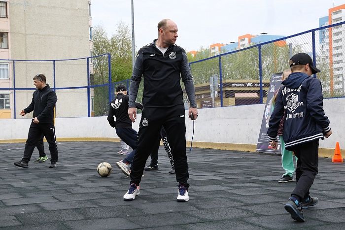 Открытая тренировка с легендарным бомбардиром мини-футбольного клуба «Тюмень» Денисом Абышевым в сквере «Семейный»