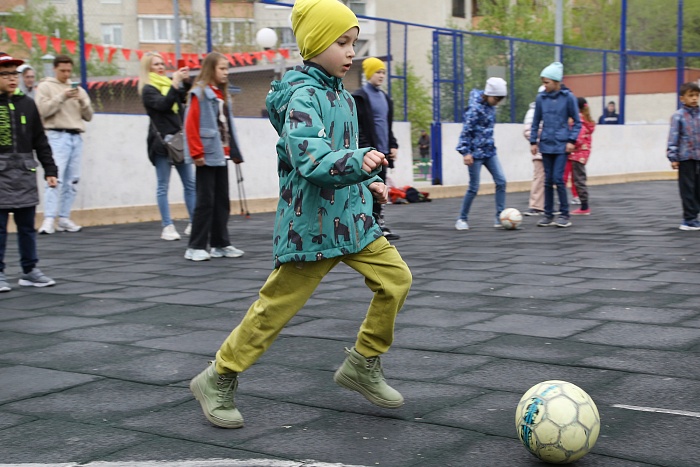 Открытая тренировка с легендарным бомбардиром мини-футбольного клуба «Тюмень» Денисом Абышевым в сквере «Семейный»