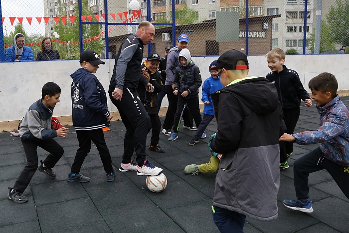 Открытая тренировка с легендарным бомбардиром мини-футбольного клуба «Тюмень» Денисом Абышевым в сквере «Семейный»