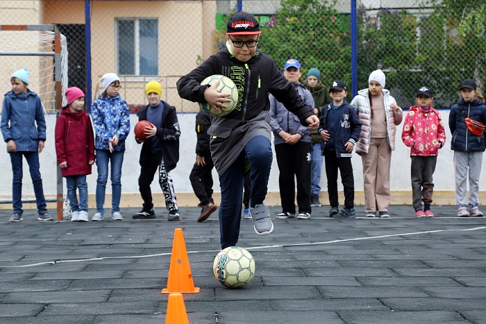 Открытая тренировка с легендарным бомбардиром мини-футбольного клуба «Тюмень» Денисом Абышевым в сквере «Семейный»
