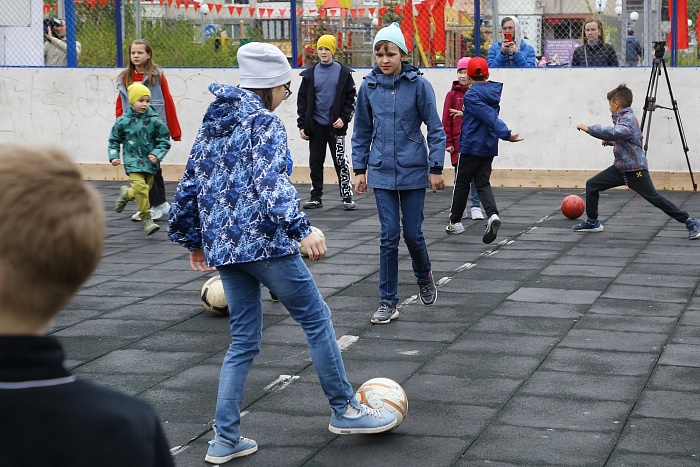 Открытая тренировка с легендарным бомбардиром мини-футбольного клуба «Тюмень» Денисом Абышевым в сквере «Семейный»