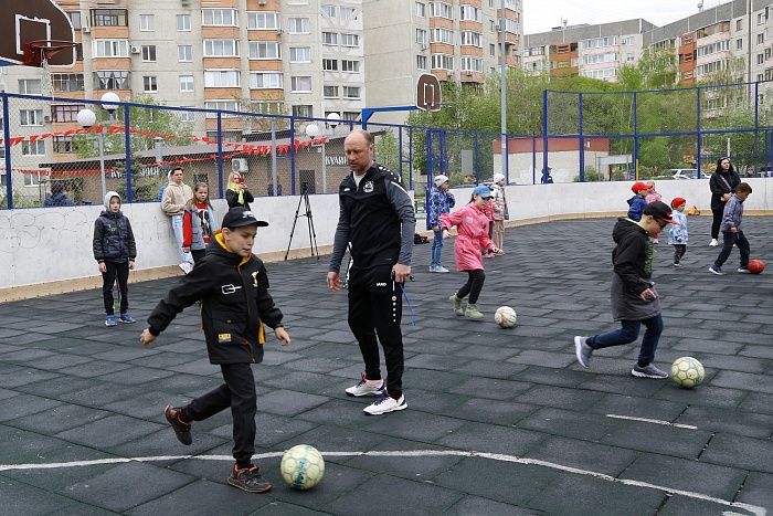 Открытая тренировка с легендарным бомбардиром мини-футбольного клуба «Тюмень» Денисом Абышевым в сквере «Семейный»