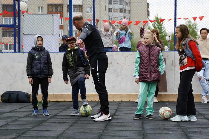 Открытая тренировка с легендарным бомбардиром мини-футбольного клуба «Тюмень» Денисом Абышевым в сквере «Семейный»