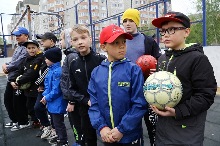 Открытая тренировка с легендарным бомбардиром мини-футбольного клуба «Тюмень» Денисом Абышевым в сквере «Семейный»