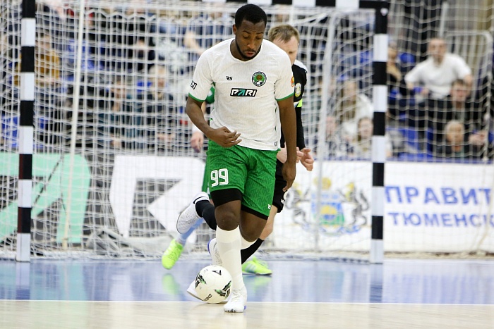 Нападающий МФК ЛКС Янник Сомплей: «Всю игру действовать в формате «5 на 4» - это антифутзал. Но когда у тебя нет вратаря, что остаётся делать?»