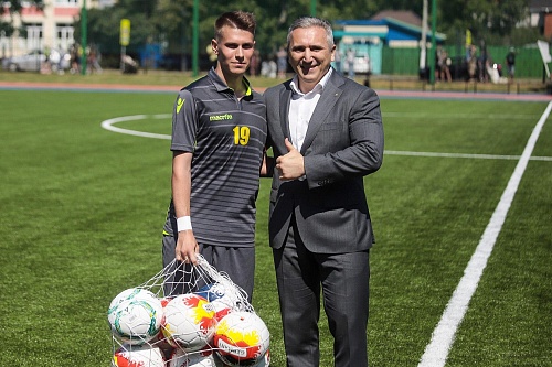 Александр Моор открыл  футбольное поле в Ишиме (ВИДЕО, ФОТО)