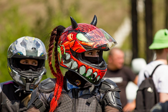 Девушки-мотоциклистки украсили чемпионат Тюмени по автомобильному спорту