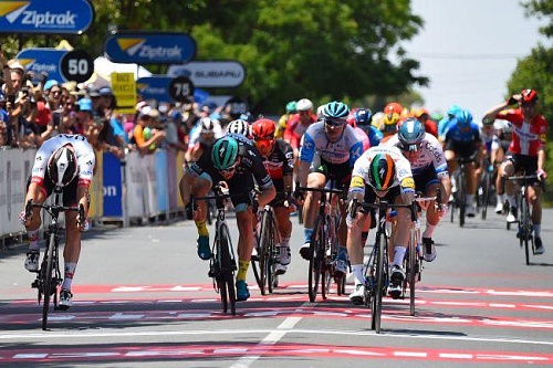 Австралийскую многодневку открыли гонкой с массовым финишем