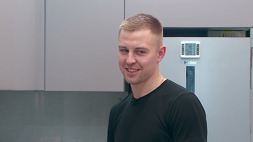 Готовим блины вместе с игроком мини-футбольного клуба "Тюмень" Андреем Соколовым