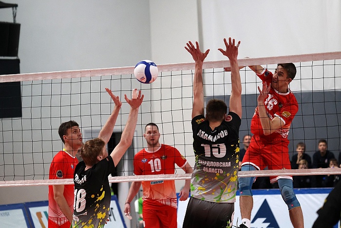 Отыграли два матчбола, вели «+3» на тай-брейке, но проиграли: у волейбольной «Тюмени» второе поражение в Екатеринбурге