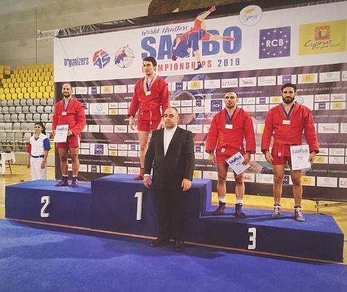 Тюменец посвятил осенний месяц борцовским достижениям