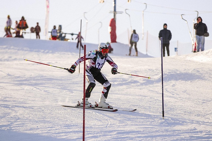 На горных лыжах спорили за областные титулы