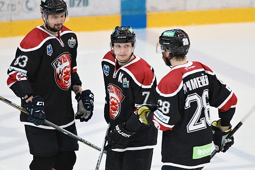 Партнеры по звену в опросе держатся рядом