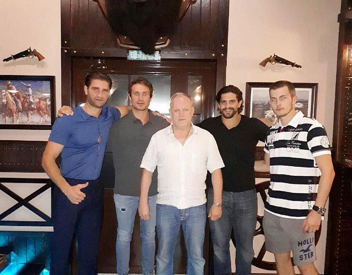 Фото из инстаграма Курта Гогола. На фото Гогол (второй слева) - с другим североамериканским легионером Джоном Пушкаром, директором ХК Рубин Александром Поповым, форвардом ХК Рубин Егором Поповым