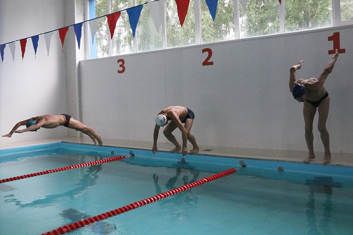 Опытные пловцы встретились в бассейне