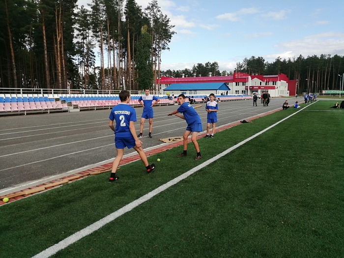 Школьники метко бросали биты