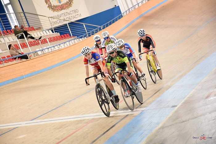 На треке успешные старты завершила победой