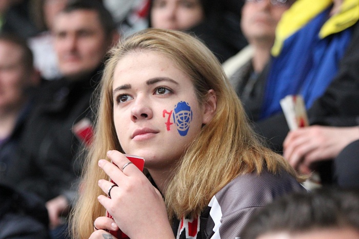 Хоккеисты 8 марта подарят цветы женщинам…