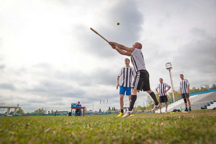 Школьники сражались в лапту
