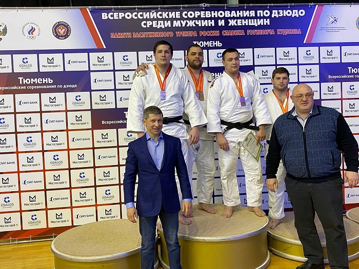 В Тюмени борцовскими поединками вспомнили Славика Кудзиева