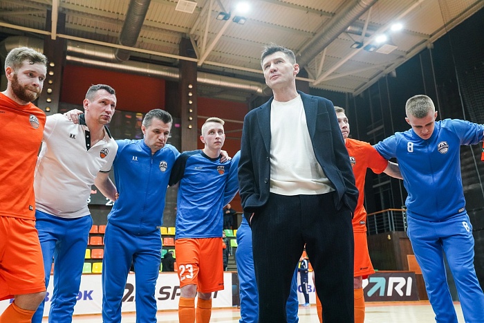 Мини-футбольная «Тюмень» в гостях у «Ленинградского рок-клуба» и его фронтмена Климентия Сидорова