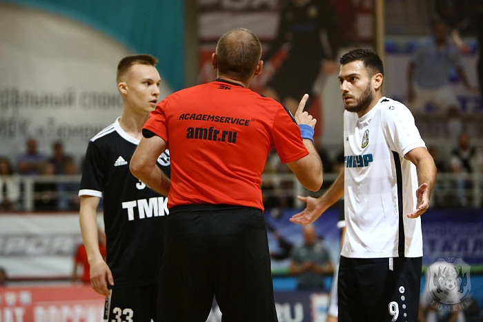 Сибиряков оштрафовали за карточки