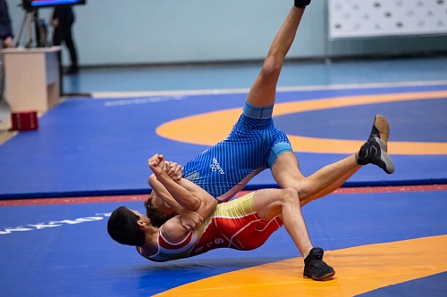 В борьбе завоевал молодежное золото