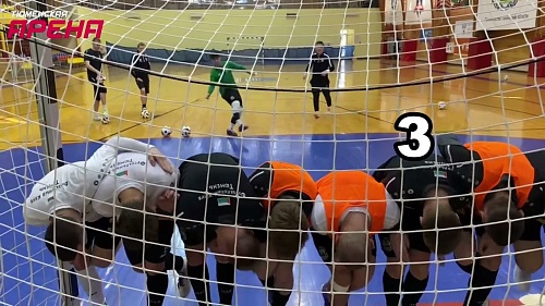 Игроки дубля футзальной "Тюмени" любят старинную забаву после тренировки. Одному из парней досталось