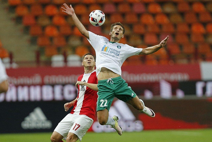 Команду Тихонова усилил известный форвард