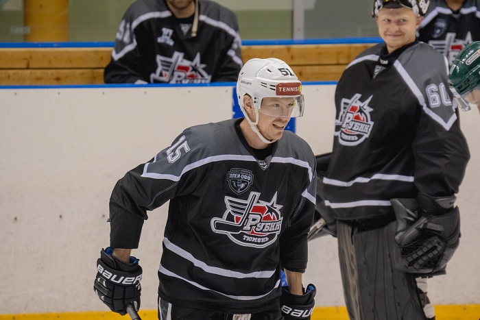 Тренер хоккейного клуба «Рубин» Константин Фаст: «Надо поддерживать спортивную форму, чтобы успевать за молодыми»