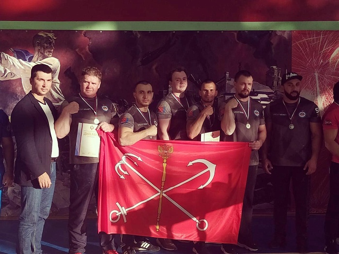 Сибиряк помог в Севастополе питерцам