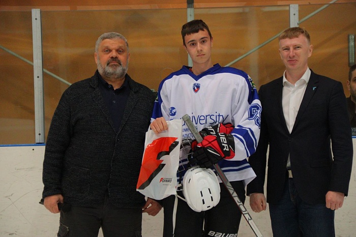 Главный тренер хоккейной команды «Газовик-ТИУ» Юрий Смирнов: «Спасибо всем, кто помог нам провести турнир в честь Дня Победы»