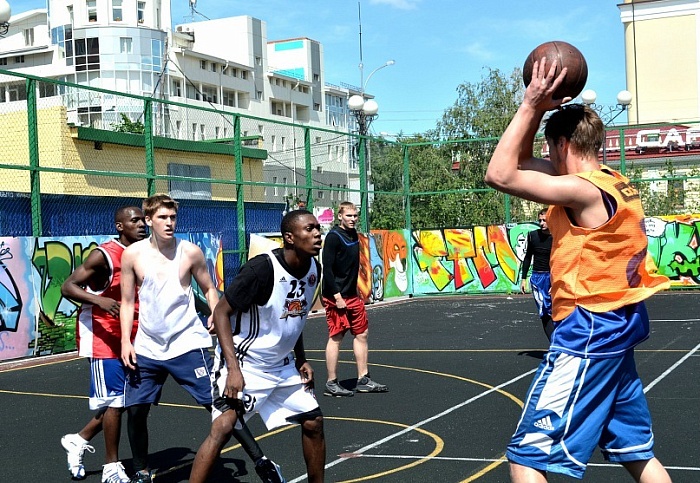 В турнире по стритболу на День Победы парни и девушки играли плечом к плечу
