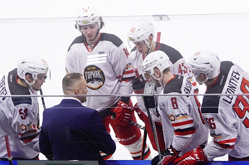 Хоккейный «Горняк»  поднимается  наверх